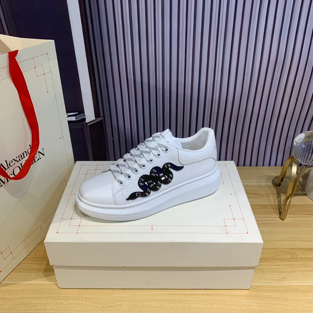 👟👟Ex-factory price 560👟👟Snake pattern professional McQueen factory. Top version. Couple model Alexander McQUEEN high version has been upgraded to the highest quality again✅.McQueen dad shoes 💪McQueen spring, summer, autumn and winter top version purchasing agent level✅ Recruiting national online and offline agents to join🤝 🏆Fabric: Original materials imported from Italy. Texture, water-resistant and non-discoloring 🏆Inner lining: ️A-grade Italian imported lining resistant to dirt, sweat-absorbent, breathable and comfortable 🏆Foot pads: top-grade imported Italian super-soft cowhide leather 🏆Outsole: PU+counter 1:1 🏆Shoe box: original white box. Plus white flip cover for double-layer protection. Cloth bag. Handbag. Certificate of 1:1 mold opening, 4-piece set. Delivered with a pair of shoelaces. 🖕🏿🖕🏿🖕🏿You can choose any pair of shoelaces in any color of our factory 🏆Code number: women’s 34-41. men’s 38-46 🏆Special remarks (women’s size 34.40.41, men’s size 38.45.46 is customized, no returns or exchanges) Win-win cooperation🤝